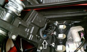 pic%20of%20airbox-vent%20tube-and%20valve%20cover%20breathera.jpg